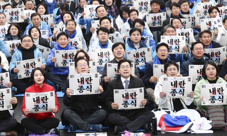 이재명 더불어민주당 대표를 비롯한 야5당 원내대표들이 1일 서울 종로구 안국역 인근에서 열린 야5당 공동 내란종식 및 민주헌정수호를 위한 윤석열 파면 촉구 범국민대회에 참석해 구호를 외치고 있다. 왼쪽부터 김재연 진보당 상임대표, 이 대표, 박찬대 더불어민주당 원내대표, 김선민 조국 혁신당 대표 권한대행, 용혜인 기본소득당 대표. 뉴시스