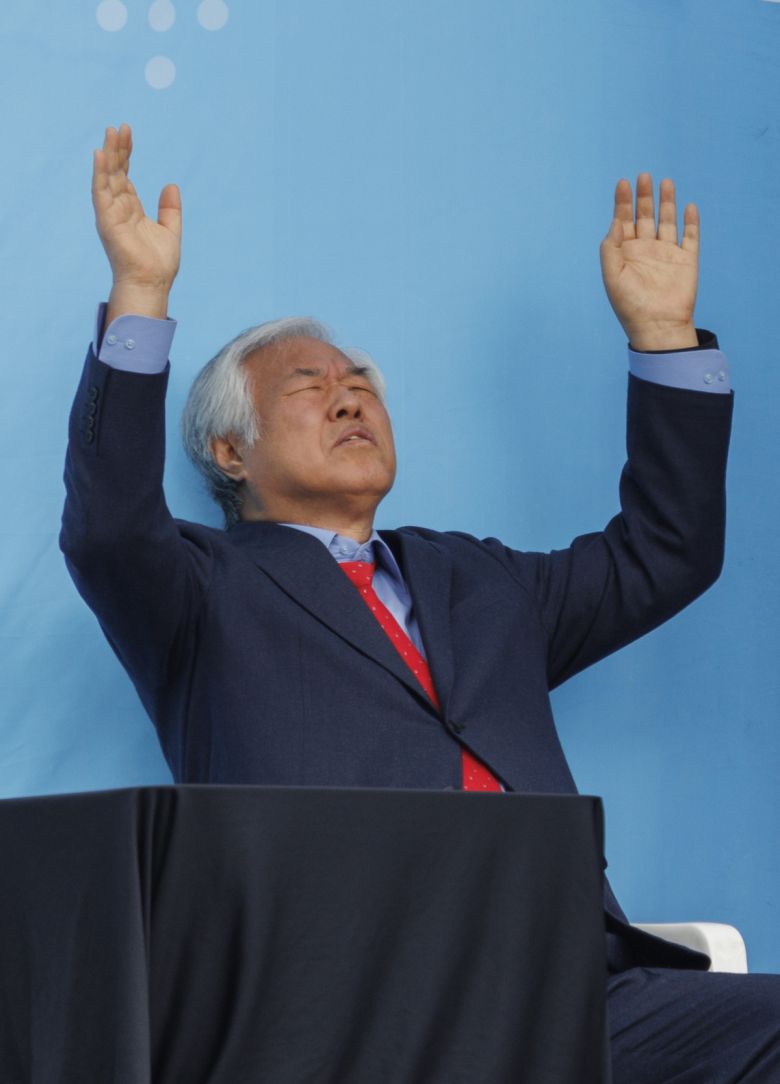 전광훈 사랑제일교회 목사가 2일 서울 종로구 광화문에서 열린 전국 주일 연합예배에 참석해 기도하고 있다. 연합뉴스