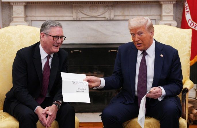 지난달 27일(현지시간) 미국 백악관에서 열린 미·영 정상회담 도중 도널드 트럼프 미국 대통령(오른쪽)이 키어 스타머 영국 총리한테 받은 찰스 3세 국왕 명의의 영국 국빈 방문 초청장을 들어 보이며 기뻐하고 있다. AP연합뉴스