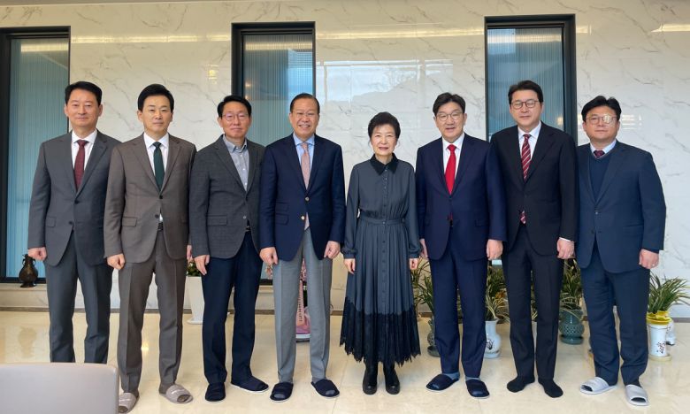 권영세 비대위, 朴 첫 예방 박근혜 전 대통령(왼쪽 다섯 번째)을 예방한 국민의힘 권영세 비상대책위원장(〃 네 번째)과 권성동 원내대표(〃 여섯 번째) 등 여당 지도부가 3일 박 전 대통령 사저에서 기념 촬영을 하고 있다. 국민의힘 제공