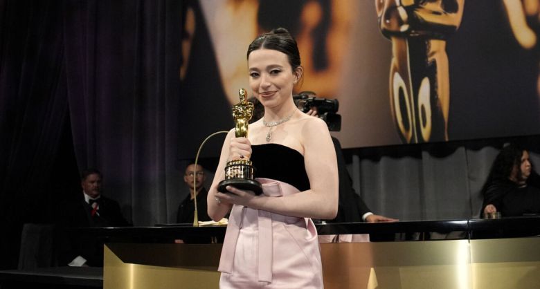 마이키 매디슨이 2일 미국 로스앤젤레스에서 열린 아카데미 시상식에서 여우주연상을 수상한 후 오스카 트로피를 들어 보이고 있다. 로스앤젤레스=AP연합뉴스