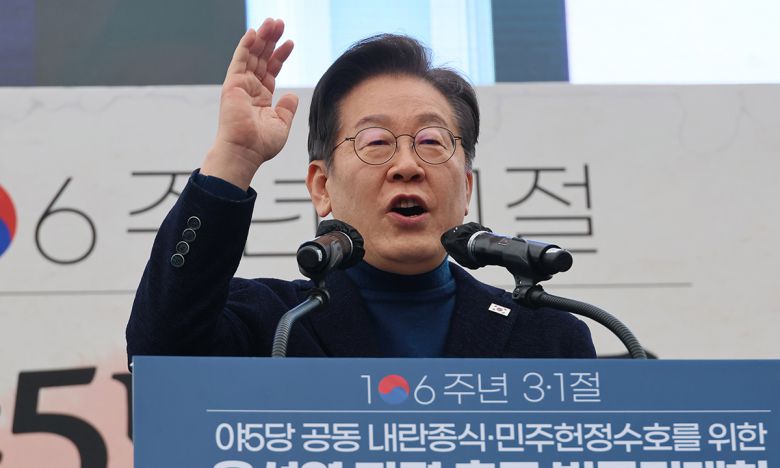 더불어민주당 이재명 대표가 지난 1일 서울 종로구 안국동 사거리에서 열린 '야 5당 공동 내란종식·민주헌정수호를 위한 윤석열 파면 촉구 범국민대회'에서 발언하고 있다. 연합뉴스