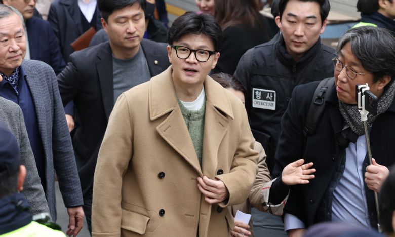 한동훈 국민의힘 전 대표가 2일 서울 종로구 나온 씨어터에서 제2연평해전을 다룬 공연 '바다는 비에 젖지 않는다'를 관람하기 위해 이동하고 있다.  공동취재사진