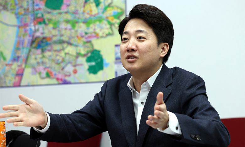 개혁신당 이준석 의원이 지난달 24일 서울 여의도 국회 의원회관 자신의 사무실에서 진행한 세계일보와의 인터뷰에서 현안에 대한 자신의 입장을 설명하고 있다. 이 의원은 인터뷰에서 자신의 정치적 목표에 대해 “저는 실력주의를 이야기하고 ‘판’을 바꾸자고 하는 것”이라고 밝혔다. 허정호 선임기자