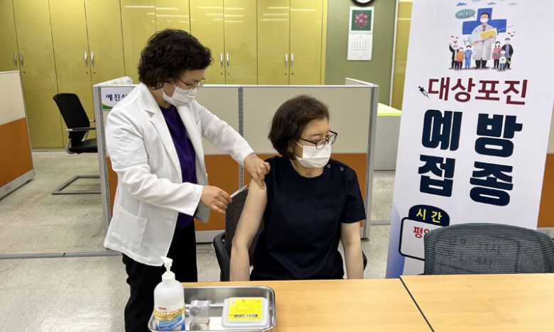 경기 성남시 중원구보건소에서 한 시민이 대상포진 무료접종을 받고 있다. 성남시 제공