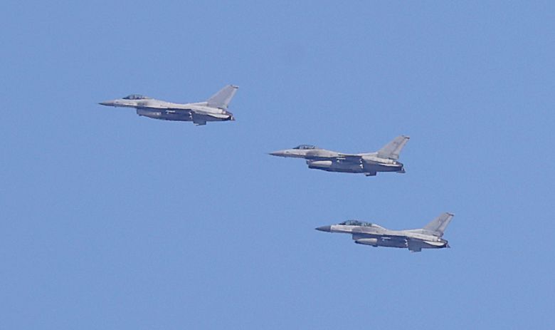 6일 경기 포천시 승진훈련장에서 열린 2025년 전반기 한미연합 수도기계화보병사단(수기사) 통합화력 실사격 훈련에서 KF-16이 기동하고 있다. 연합뉴스