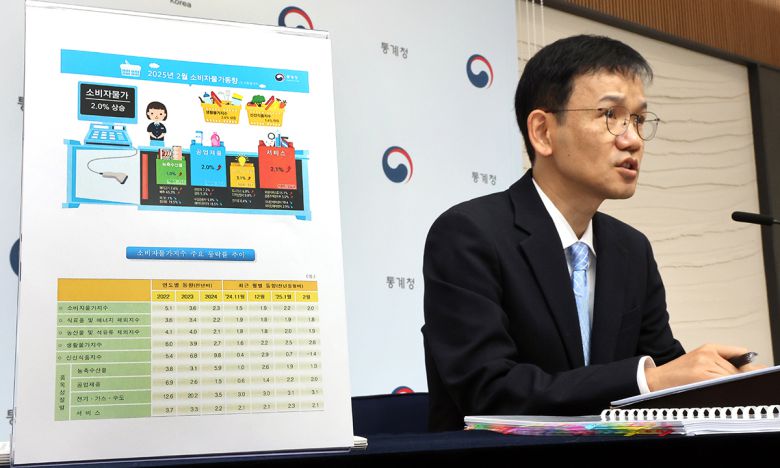 통계청 이두원 경제동향통계심의관이 6일 정부세종청사에서 2025년 2월 소비자물가동향에 관해 설명하고 있다. 연합뉴스