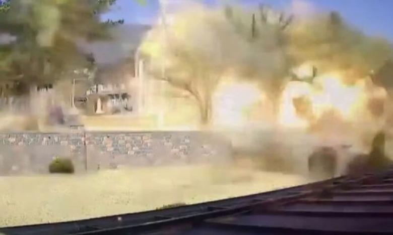 폭탄 떨어지자… 치솟는 화염·연기 6일 한·미 연합훈련 도중 공군 KF-16 전투기가 투하한 MK-82 폭탄(위 사진 붉은 원)이 경기 포천 이동면 노곡리의 성당 앞에 떨어지고 있다. 폭발한 폭탄은 굉음과 함께 강한 진동을 일으켰고, 달려오던 트럭과 성당은 순식간에 화염에 휩싸였다.(아래 사진) 이번 사고로 군인과 주민 15명이 중경상을 입었다. YTN 캡처