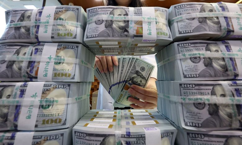 6일 서울 중구 명동 하나은행 위변조대응센터에서 직원이 달러를 정리하고 있다. 뉴스1