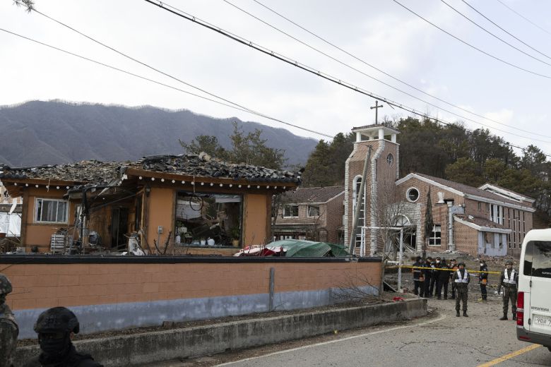 한미 연합훈련 도중 전투기의 폭탄이 민가에 떨어지는 오폭 사고가 발생한 6일 오후 경기 포천시 이동면 노곡리 사고 현장이 통제되고 있다. 뉴스1