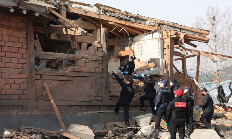 7일 경기도 포천시 이동면 노곡리 공군 전투기 오폭 사고 현장에서 합동 감식반이 파손된 건물을 살펴보고 있다. 포천=연합뉴스