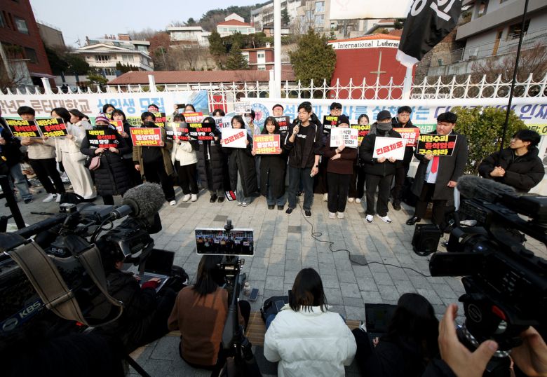 법원이 윤석열 대통령의 구속취소 청구를 인용한 7일 서울 용산구 한남동 대통령 관저 앞에서 윤석열out청년학생공동행동이 '내란수괴 구속 촉구 및 중앙지법 규탄' 긴급 기자회견을 하고 있다. 뉴시스