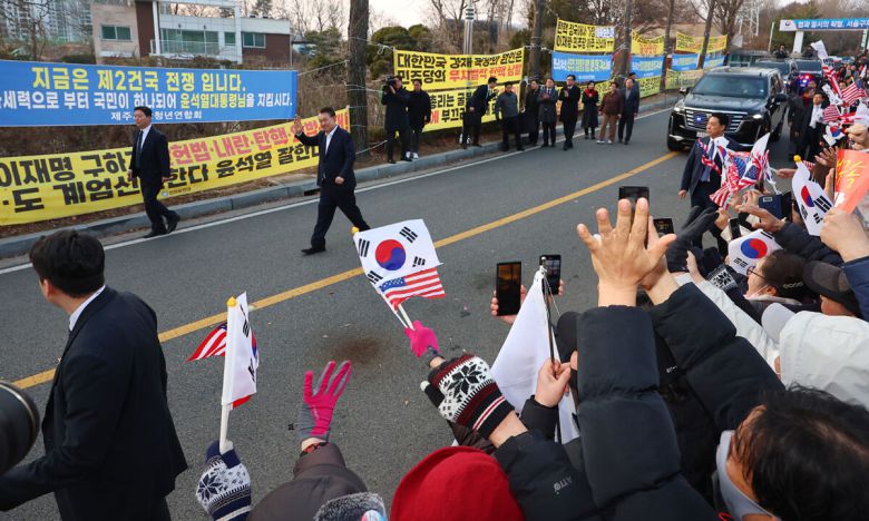 석방된 윤석열 대통령이 8일 경기도 의왕시 서울구치소 앞에서 경호차량에서 내려 지지자들에게 인사하고 있다. 연합뉴스