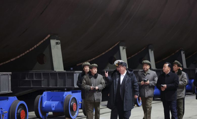 북한 노동당 기관지 노동신문은 8일 김정은 국무위원장이 “중요 조선소들의 함선 건조 사업을 현지에서 료해(점검)하고 선박 공업의 획기적 발전을 위한 전략적 방침을 제시했다”고 8일 보도했다. 사진은 김 위원장이 원자력추진잠수함 건조를 둘러보는 모습. 노동신문·뉴스1