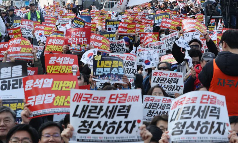 8일 오후 서울 종로구 안국동 사거리에서 열린 야5당 공동 윤석열 파면 촉구 2차 범국민대회에서 참가자들이 윤 대통령 탄핵을 촉구하고 있다. 뉴스1