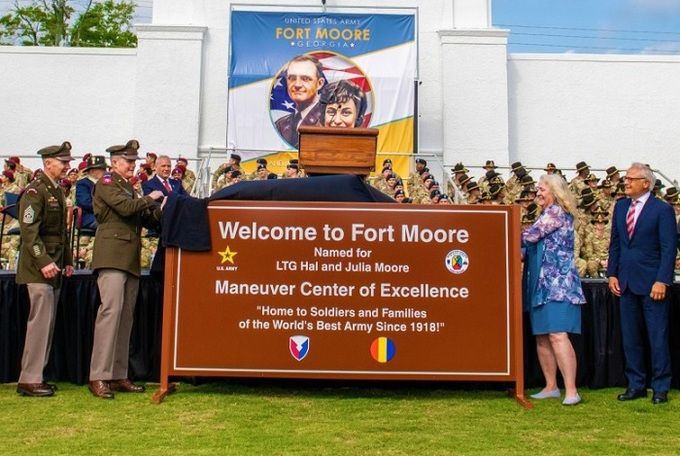 2023년 5월 미국 조지아주의 육군 기지에서 ‘포트 베닝’이란 옛 이름을 ‘포트 무어’라는 새 명칭으로 고치는 기념식이 열리고 있다. 하지만 최근 도널드 트럼프 행정부가 출범하며 개칭 후 채 2년도 안 돼 포트 베닝이란 기존의 이름으로 되돌아갔다. 미 육군 홈페이지