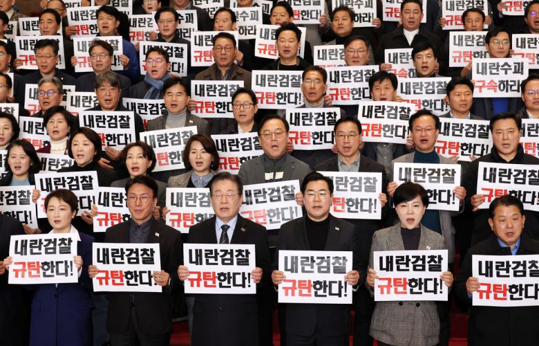 이재명(앞줄 왼쪽 세 번째부터) 더불어민주당 대표와 박찬대 원내대표 등 당 소속 의원들이 9일 오전 서울 여의도 국회 로텐더홀에서 윤석열 대통령 구속과 검찰을 규탄하는 내용을 피켓을 들고 구호를 외치고 있다. 뉴시스