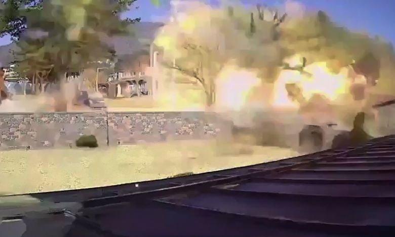 지난 6일 경기도 포천시 이동면 노곡리 민가에 한미연합훈련에 참가한 공군 KF-16 전투기에서 비정상적으로 투하된 폭탄이 폭발하는 장면이 잡혔다. 군 당국은 브리핑에서 사고 원인을 '조종사의 좌표입력 실수'라고 밝혔다. 연합뉴스, MBN 제공