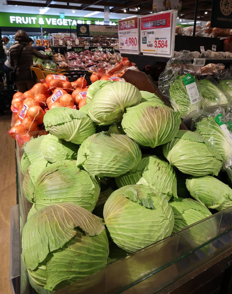 2일 서울시내 한 대형마트에서 시민들이 채소를 비롯한 식료품을 구매하고 있다.   뉴스1