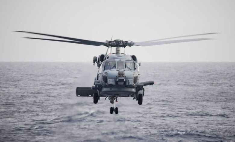 미 해군 MH-60R이 수면으로 접근하고 있다. 세계일보 자료사진