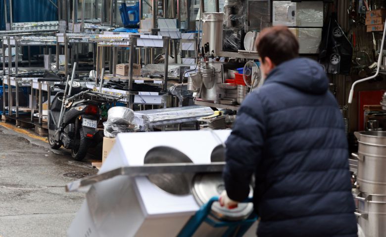지난 12일 서울 중구 황학동 주방거리. 황학동 주방 거리는 폐업하는 가게에서 저렴하게 들여온 중고 주방 설비를 싼값에 판매하는 곳이다. 연합뉴스