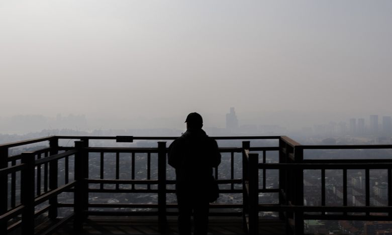 서울의 대기가 초미세·미세먼지 나쁨을 기록하고 있는 10일 서울 남산을 찾은 시민들이 전망대에서 뿌연 대기에 잠긴 서울 시내를 바라보고 있다. 연합뉴스