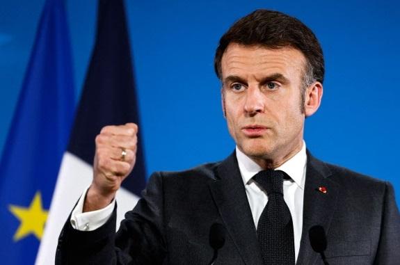 에마뉘엘 마크롱 프랑스 대통령이 지난 6일(현지시간) 벨기에 브뤼셀에서 열린 유럽연합(EU) 정상회의에서 연설하고 있다. 마크롱은 유럽 동맹국들에게 프랑스의 핵우산을 제공할 의사가 있다고 밝혔다. AFP연합뉴스