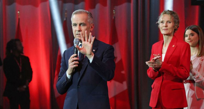 캐나다 자유당 대표이자 차기 총리로 선출된 마크 카니가 9일 오타와에서 열린 자유당 대표 경선에서 승리한 후 연설하고 있다. 카니는 미국의 관세 부과에 굴복하지 않겠다는 뜻을 밝혔다. 오타와=AFP연합뉴스