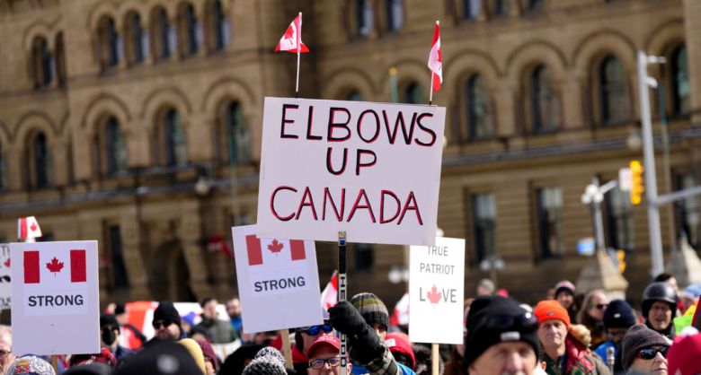 캐나다 오타와 국회의사당 앞에서 도널드 트럼프 미국 대통령의 관세 부과를 비판하는 시위가 열리고 있다. 오타와=AP연합뉴스