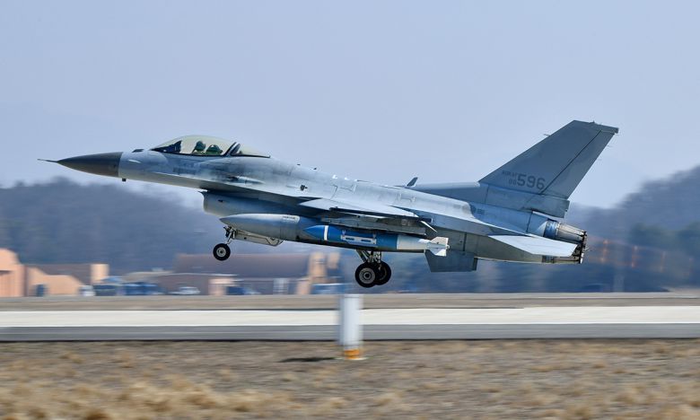 GBU-31 공대지 유도폭탄을 장착한 F-16가 실사격 훈련을 위해 이륙하고 있다. 세계일보 자료사진