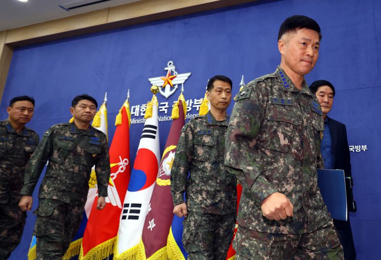 이영수 공군참모총장이 지난 10일 서울 용산 국방부 브리핑룸에서 KF-16 오폭 사고 중간 조사결과를 발표를 마친 후 브리핑룸을 나서고 있다. 뉴시스