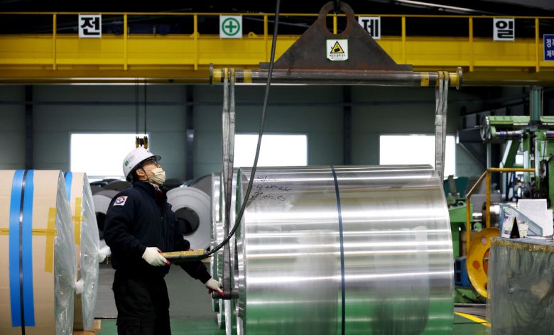 지제이알미늄 직원이 12일 경기 화성시 공장에서 알루미늄 제품을 생산하고 있다. 중소기업중앙회 제공