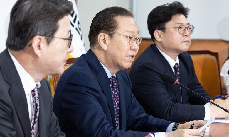 국민의힘 권영세 비상대책위원장이 13일 서울 여의도 국회에서 현안 관련 기자회견을 열고 최재해 감사원장과 이창수 서울중앙지검장 등 검사 3명에 대한 국회의 탄핵소추 기각 판결에 대한 입장을 밝히고 있다. 뉴스1