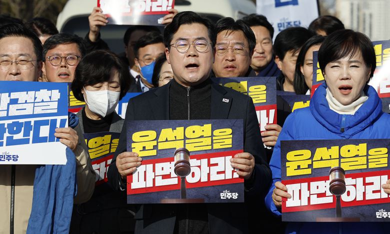 더불어민주당 박찬대 원내대표를 비롯한 의원들이 13일 서울 여의도 국회에서 민주당 의원들과 내란 수괴 윤석열 파면 촉구를 외치며 광화문으로 도보행진을 하고 있다. 뉴스1