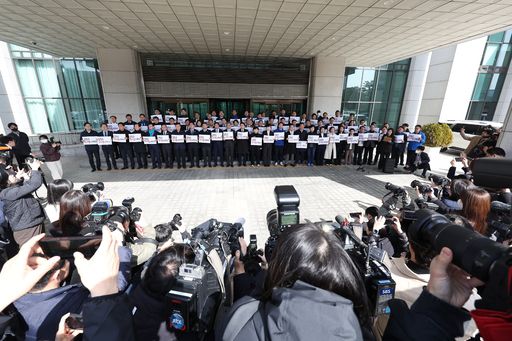 박찬대 원내대표 등 더불어민주당 의원들이 13일 서울 서초구 대검찰청에서 검찰의 윤석열 대통령 석방에 대한 즉시항고를 촉구하는 기자회견을 하고 있다. 연합뉴스