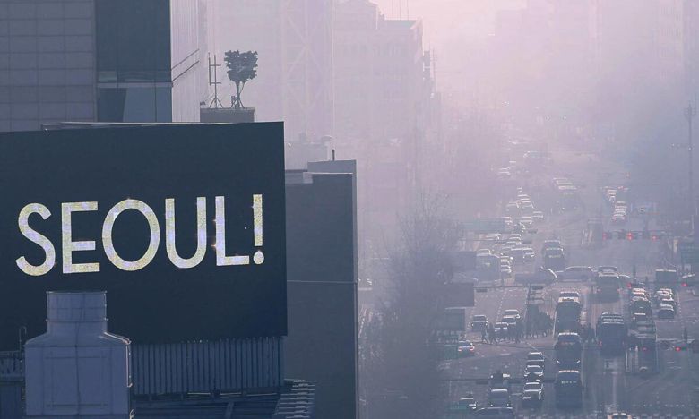 서울 종로구 서울시교육청에서 바라본 종로 일대가 뿌옇게 보이고 있다. 뉴스1