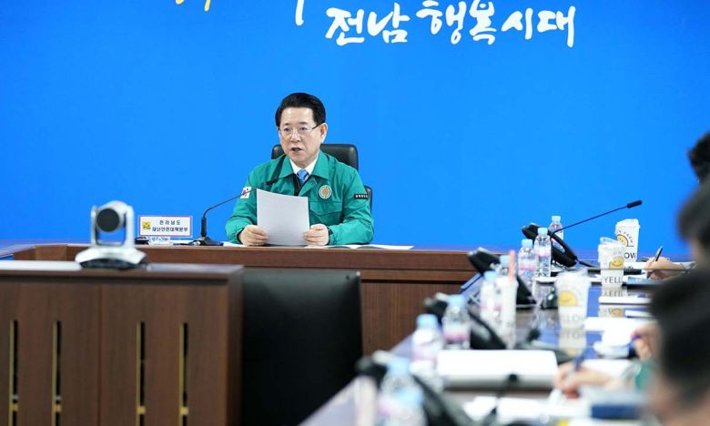 김영록 전라남도지사가 14일 도청 재난상황실에서 영암군 한우농장 구제역 발생에 따른 긴급 방역대책 점검 회의를 주재하고 있다. 전남도 제공