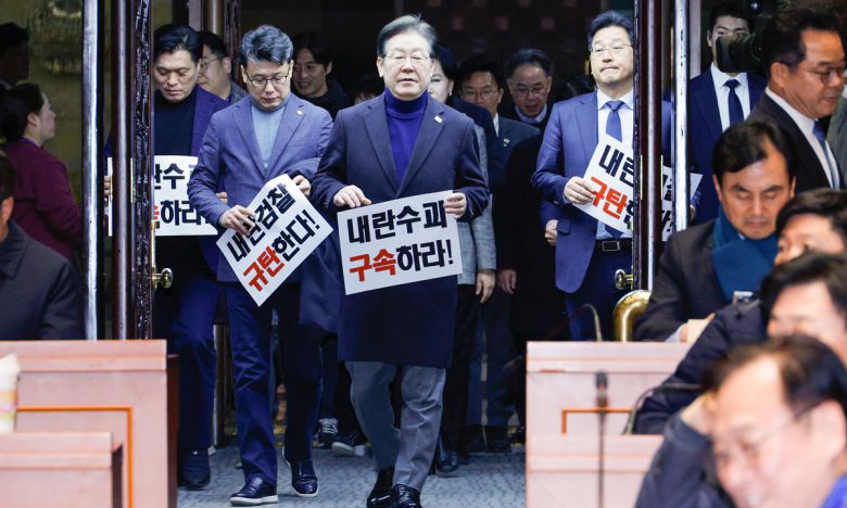 이재명 더불어민주당 대표가 지난 8일 서울 여의도 국회에서 열린 윤석열 대통령 석방 관련 비상 의원총회에 입장하고 있다. 뉴스1