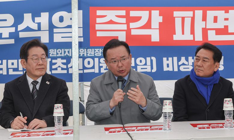 김부겸 전 국무총리가 지난 12일 서울 종로구 경복궁 앞 더불어민주당 천막 농성장에서 열린 국난극복을 위한 시국간담회에서 모두발언을 하고 있다. 최상수 기자