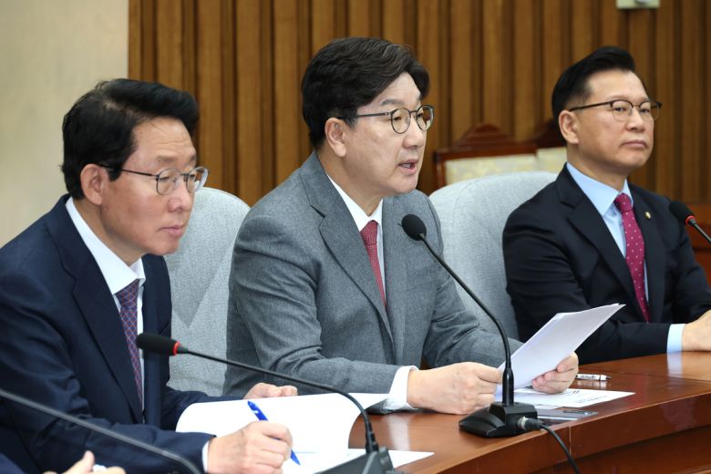 권성동 국민의힘 원내대표가 14일 서울 여의도 국회에서 열린 원내대책회의에서 모두발언을 하고 있다. 뉴스1