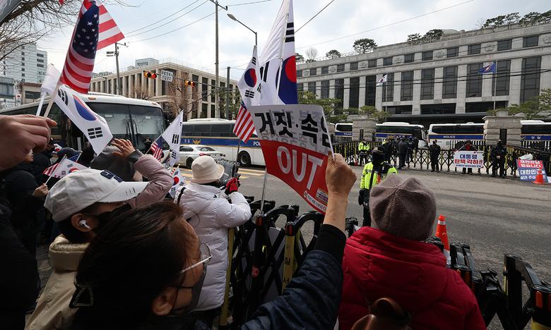 윤석열 대통령 탄핵심판 선고를 앞둔 16일 서울 종로구 헌법재판소 앞에서 윤 대통령 지지자들이 탄핵 반대 농성을 이어가고 있다. 뉴스1