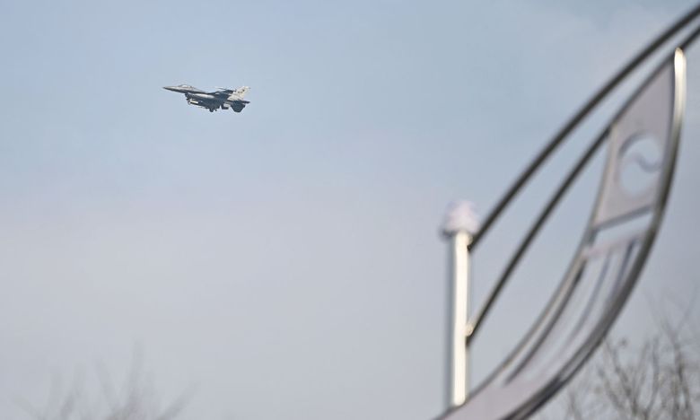 한미연합훈련 '자유의 방패'가 진행 중인 가운데, 지난 12일 미 공군의 F-16 전투기가 광주 서구 치평동 하늘에서 비행 훈련을 하고 있다. 뉴시스