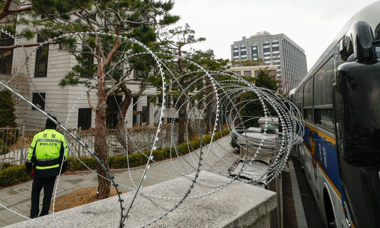 윤석열 대통령의 탄핵 심판 선고를 앞두고 마지막 주말로 예측되는 16일 서울 종로구 헌법재판소에 가시 철조망이 둘러져 있다. 최상수 기자