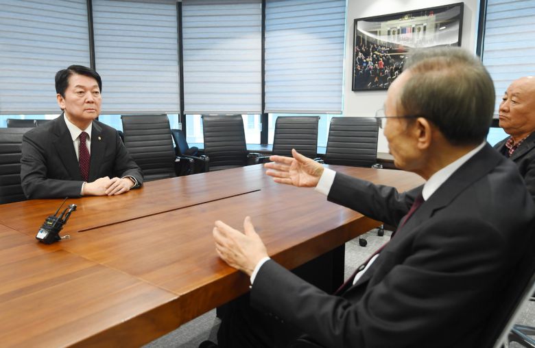 안철수(왼쪽) 국민의힘 의원이 17일 오전 서울 서초구 이명박 재단 사무실에서 이명박 전 대통령을 예방하고 있다.    공동취재