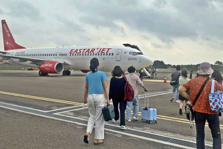 지난해 9월 전북 군산공항을 찾은 수 많은 승객들이 제주행 이스타항공기에 탑승하기 위해 이동하고 있다. 하지만, 항공사 측은 한 달 뒤인 10월 27일 여객 수요 감소를 이유로 동절기 노선 운항을 중단했다.   군산=김동욱 기자