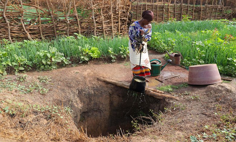 아프리카 코트디부아르 북서쪽에 위치한 작은 마을인 킴비릴라노드에서 한 여성이 USAID로부터 지원을 받은 정수 시설에서 물을 긷는 모습. 킴비리라노드=AP연합뉴스