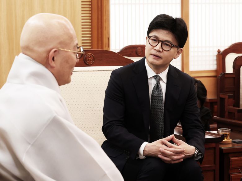 한동훈 전 국민의힘 대표가 17일 오전 서울 종로구 한국불교역사문화기념관에서 조계종 총무원장 진우 스님을 예방하며 대화를 나누고 있다.   뉴스1