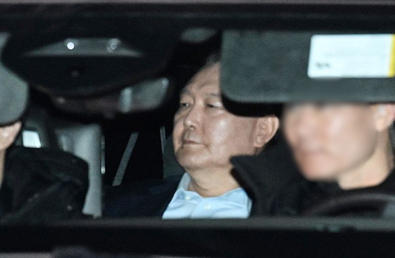 윤석열 대통령이 체포된 1월15일 경기 정부과천청사 고위공직자범죄수사처에서 조사를 마친 뒤 서울구치소로 향하고 있다. (공동취재) 뉴시스