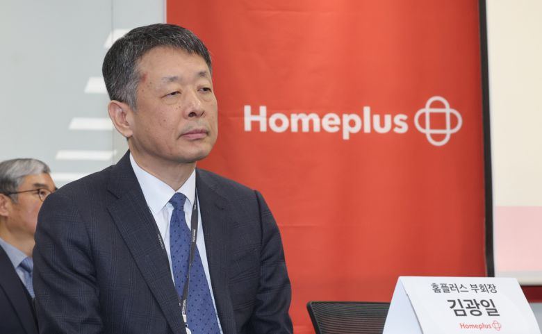 MBK 파트너스 김광일 부회장(홈플러스 공동대표)이 지난 14일 서울 강서구 홈플러스 본사에서 열린 기업회생절차(법정관리) 관련 기자간담회에 참석하고 있다. 연합뉴스