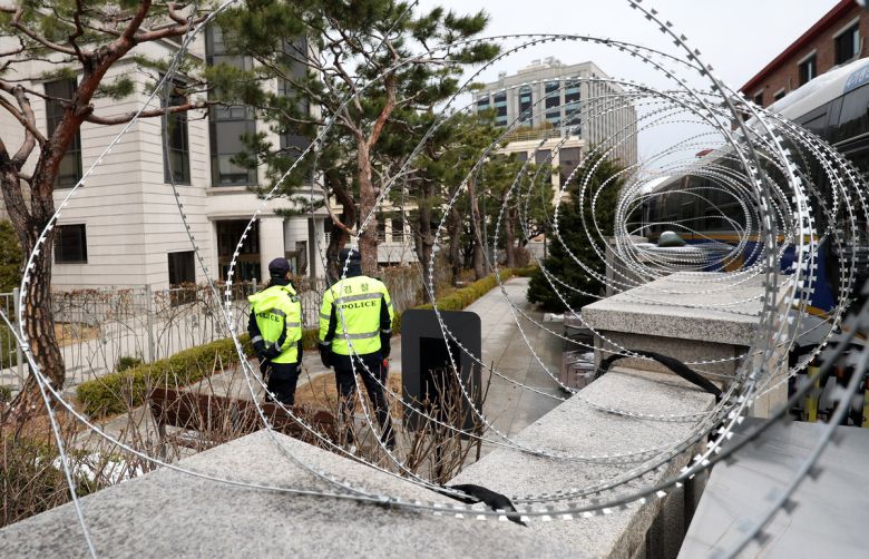 윤석열 대통령 탄핵 심판 선고가 임박한 18일 오후 서울 종로구 헌법재판소에 철조망이 설치돼 있다. 뉴시스